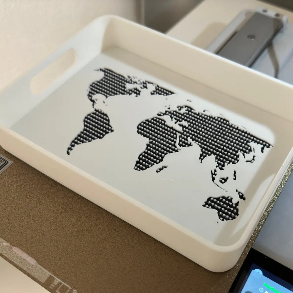 Continents design serving tray